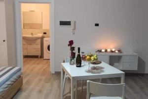 - une cuisine et une salle à manger avec une table et des chaises dans l'établissement Loft Salento Sweet Life - con terrazza esclusiva, à Vignacastrisi