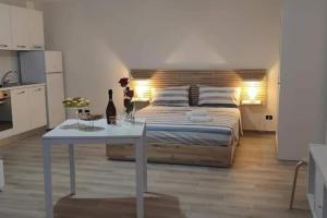 - une chambre avec un grand lit et une table dans l'établissement Loft Salento Sweet Life - con terrazza esclusiva, à Vignacastrisi