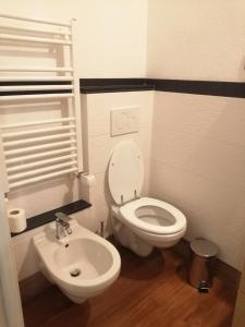 uma pequena casa de banho com WC e lavatório em Affittacamere Armanino em Gênova