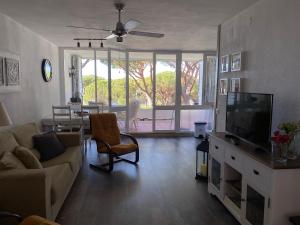 a living room with a couch and a tv at Politur in Platja  d'Aro