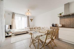 Il comprend une cuisine et un salon avec une table et des chaises. dans l'établissement Le Bohème - Charming apartment in the city centre, à Annecy