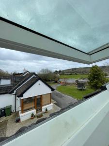 una vista desde la ventana de una casa en Shindilla Cottage Air B&B, en Galway