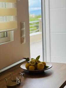 阿特米达Abuelo Apartment的窗边桌子上一盘柠檬
