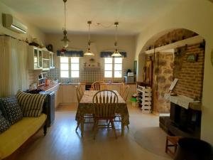 Cottage with Private Pool في بوروس: مطبخ وغرفة معيشة مع طاولة وأريكة