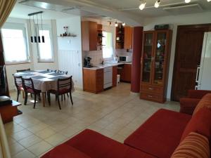 オルフェにあるTerrace Apartmentsのキッチン、リビングルーム(テーブル、椅子付)