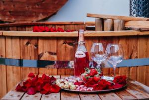 una mesa con una botella de vino y dos copas en Bird’s Home, en Aveiro