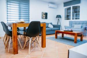 sala de estar con mesa y sofá azul en Bird’s Home, en Aveiro