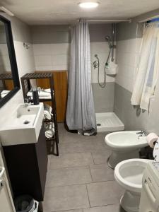 uma casa de banho com um lavatório, um WC e um chuveiro em San Lorenzo Apartment em Roma