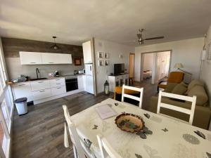 cocina y sala de estar con mesa y sillas. en Politur, en Platja d'Aro