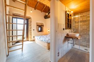 baño con lavabo y 1 cama en una habitación en Country House Le Gaie Allegre, en Villar San Costanzo