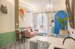 Il comprend une cuisine et un salon avec une table et des chaises. dans l'établissement Golddem Blue, à Torremolinos