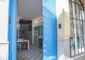 une porte menant à une chambre avec une table dans l'établissement Golddem Blue, à Torremolinos
