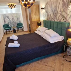 - une chambre avec un grand lit et 2 serviettes dans l'établissement Apartment Fay, à Mali Lošinj