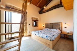 1 dormitorio con cama y ventana grande en Country House Le Gaie Allegre, en Villar San Costanzo