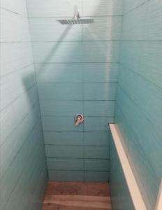y baño con ducha de azulejos azules. en Naxos Room, en Giardini Naxos