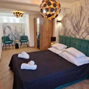 - une chambre avec un grand lit et des serviettes dans l'établissement Apartment Fay, à Mali Lošinj