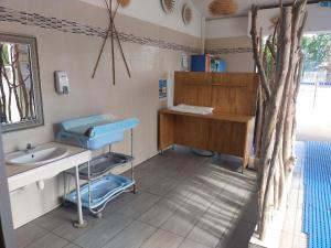 um quarto com um lavatório e uma secretária num quarto em MOBIL HOME LE STEPHANOIS VALRAS em Valras-Plage