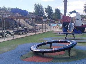 um parque infantil com escorrega num parque em MOBIL HOME LE STEPHANOIS VALRAS em Valras-Plage