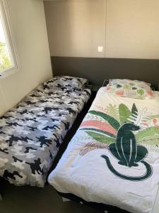 um quarto com duas camas num quarto em MOBIL HOME LE STEPHANOIS VALRAS em Valras-Plage