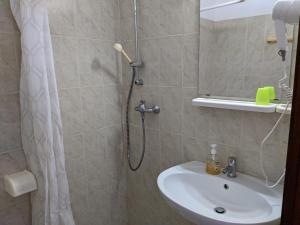 bagno con doccia e lavandino di Albergo casa del turista a Torre dell'Orso
