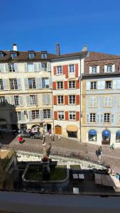 a group of buildings with a fountain in a courtyard at Aux chambres du Banneret in Neuchâtel