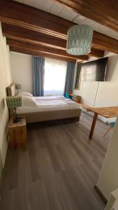Rúm í herbergi á Aux chambres du Banneret