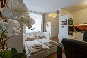 um quarto com uma cama com toalhas em AusZeit Steiraland 8 mit überdachten Balkon und Parkplatz em Leoben