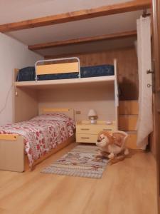 ein Puppenhaus mit einem Etagenbett und einem Spielzeugpferd in der Unterkunft Casa Vacanze da Lino in Nus