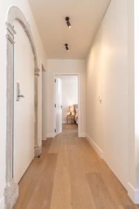an empty hallway with an archway and white walls at Villa Sofia Cascais in Cascais