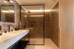 a bathroom with two sinks and a shower at Villa Sofia Cascais in Cascais