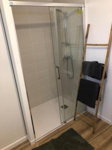 una doccia con porta in vetro in bagno di LE WIMB0 1 a Wimereux