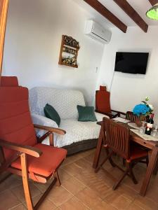 尼哈爾的住宿－El Rincón de los Albaricoques，客厅配有沙发和桌椅