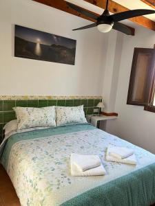 sypialnia z łóżkiem z dwoma ręcznikami w obiekcie El Rincón de los Albaricoques w mieście Níjar