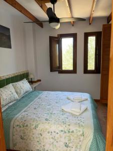 una camera da letto con un letto e due asciugamani di El Rincón de los Albaricoques a Níjar