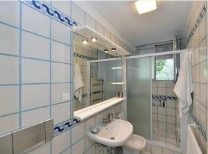 a bathroom with a sink and a mirror at Grand bleu, appartamento vista mare e Monaco in Roquebrune-Cap-Martin +21 photos