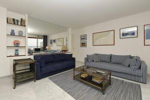 a living room with two blue couches and a table at Grand bleu, appartamento vista mare e Monaco in Roquebrune-Cap-Martin