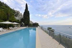 a swimming pool with a view of the ocean at Grand bleu, appartamento vista mare e Monaco in Roquebrune-Cap-Martin