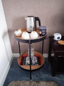 a table with a coffee maker on top of it at C'est la vie in Saint-Malo des 3 Fontaines