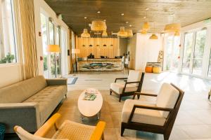 - un salon avec un canapé, des chaises et une table dans l'établissement Postcard Inn Beach Resort & Marina, à Islamorada