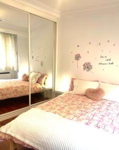 - une chambre avec 2 lits et un miroir dans l'établissement CUATRO CAMINOS, à Madrid