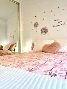 CUATRO CAMINOS في مدريد: غرفة نوم مع سرير كبير مع زهور على الحائط