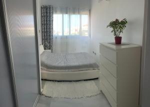 デニアにあるCasablancaのベッドルーム(ベッド1台、鏡付)