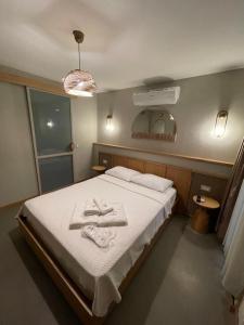 1 dormitorio con 1 cama con toallas en Monk Hotel Alaçatı, en Alacati