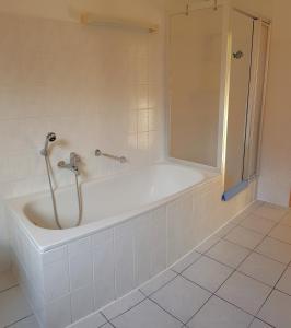 Phòng tắm tại Ferienwohnungen Villa Goldbrunnen +108 ảnh