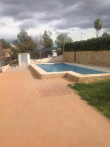 una piscina en medio de un patio en Villa Morga Privada,Lujo, Relax,calicanto valencia en Valencia