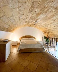 1 dormitorio con 1 cama con techo de piedra en Casa Pachira (Borgo Antico) en Bari