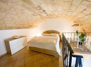 1 dormitorio con 1 cama en una habitación con techo de piedra en Casa Pachira (Borgo Antico) en Bari