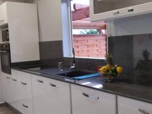 a kitchen with a bowl of fruit on a counter at La Promenade des Colibris in Saint-François