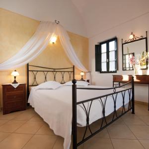 Un pat sau paturi într-o cameră la Anthonas Apartments