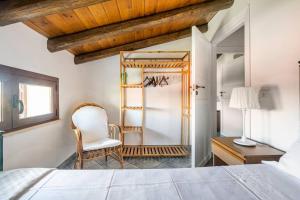 sypialnia z łóżkiem, krzesłem i biurkiem w obiekcie {Villa Jacuzzi Privata}sul mare di Fontane Bianche w mieście Fontane Bianche
